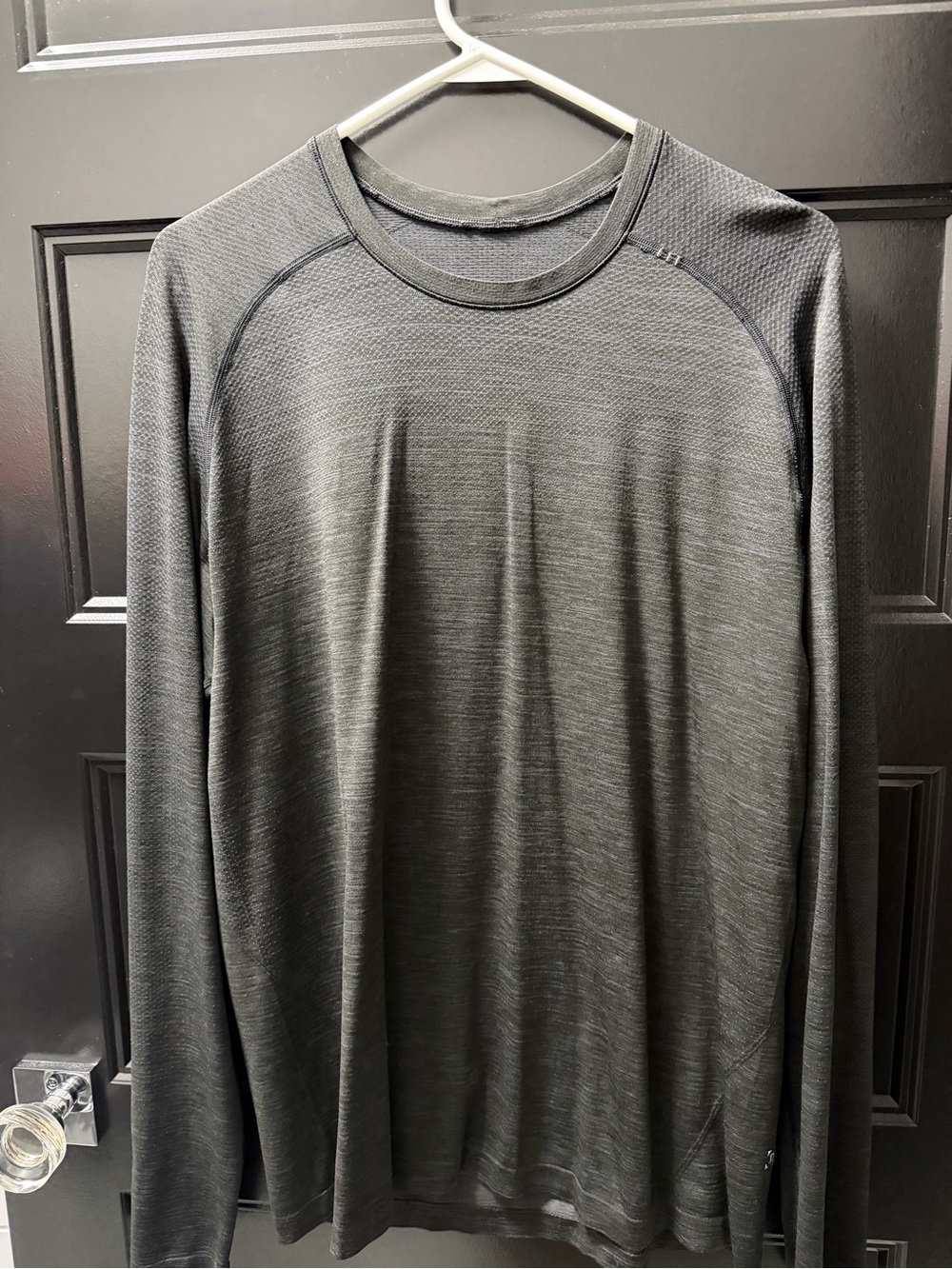 Lululemon Men’s Large Gray Long Sleeve Performance Shirt